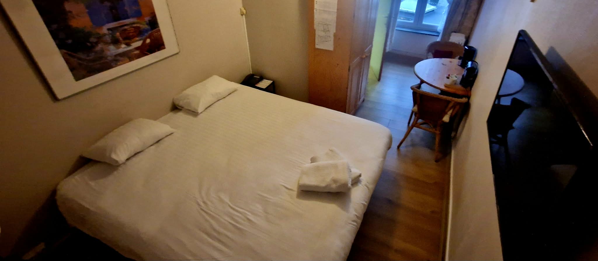 Chambre Classic — mur bordeaux et lits jumeaux