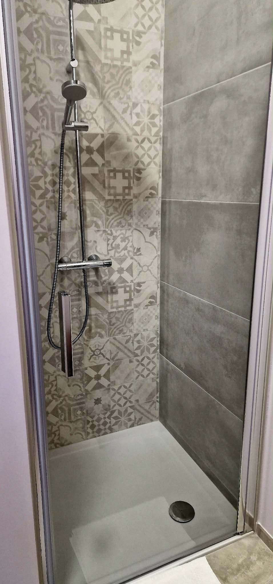 Chambre Classic — mur bordeaux et rideaux fleuris