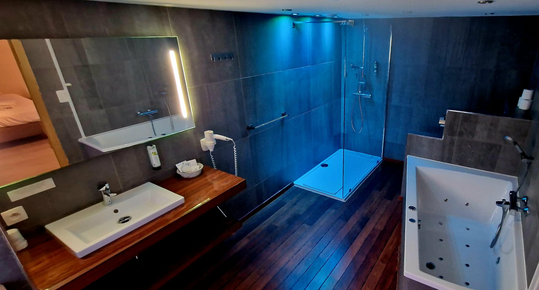 Chambre Grand Confort — salle de bain avec douche LED et jacuzzi