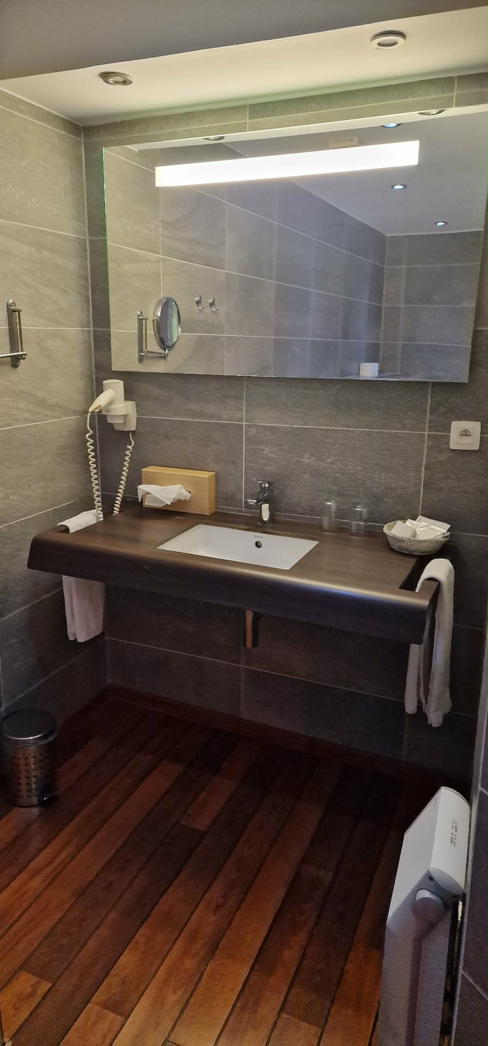 Chambre Grand Confort — meuble vasque et parquet teck