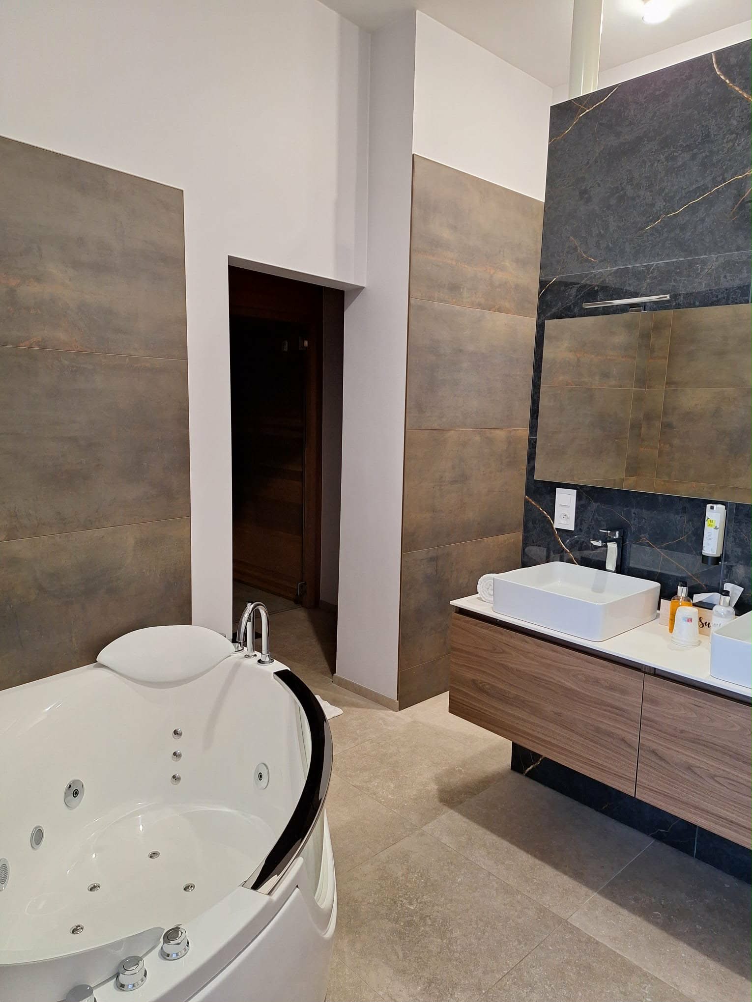 Suite de Luxe — bain à bulles et double vasque marbre
