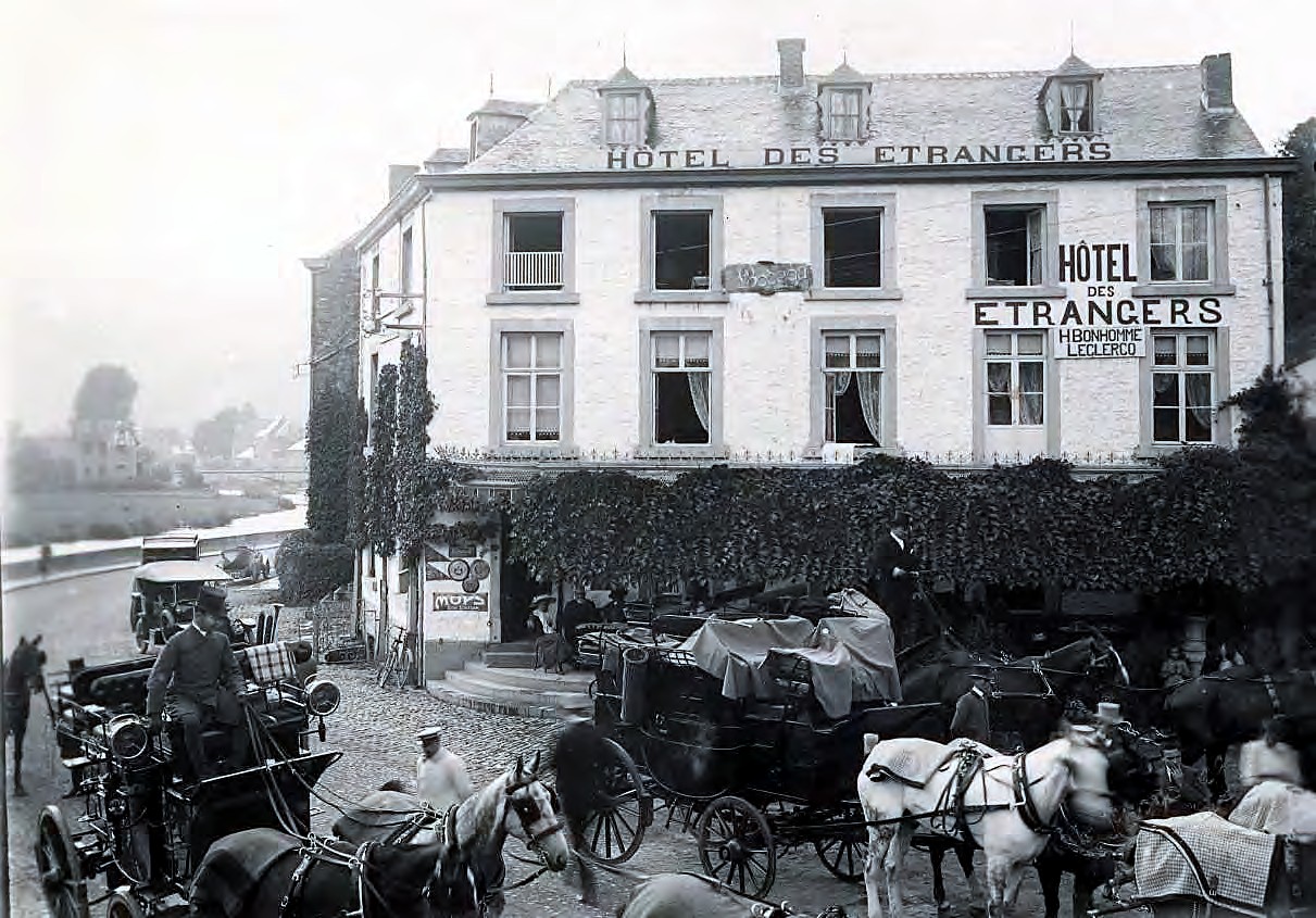 Cochers et chevaux devant l'Hôtel des Etrangers