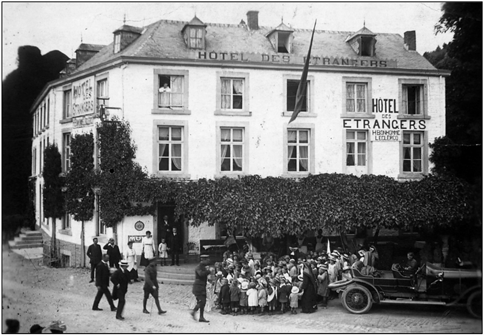 Le Roi Albert Ier salue la population de Remouchamps devant l'hôtel en 1919