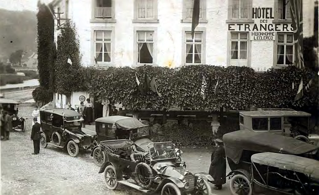 L'Hôtel des Etrangers pavoisé, avec ses automobiles, vers 1925