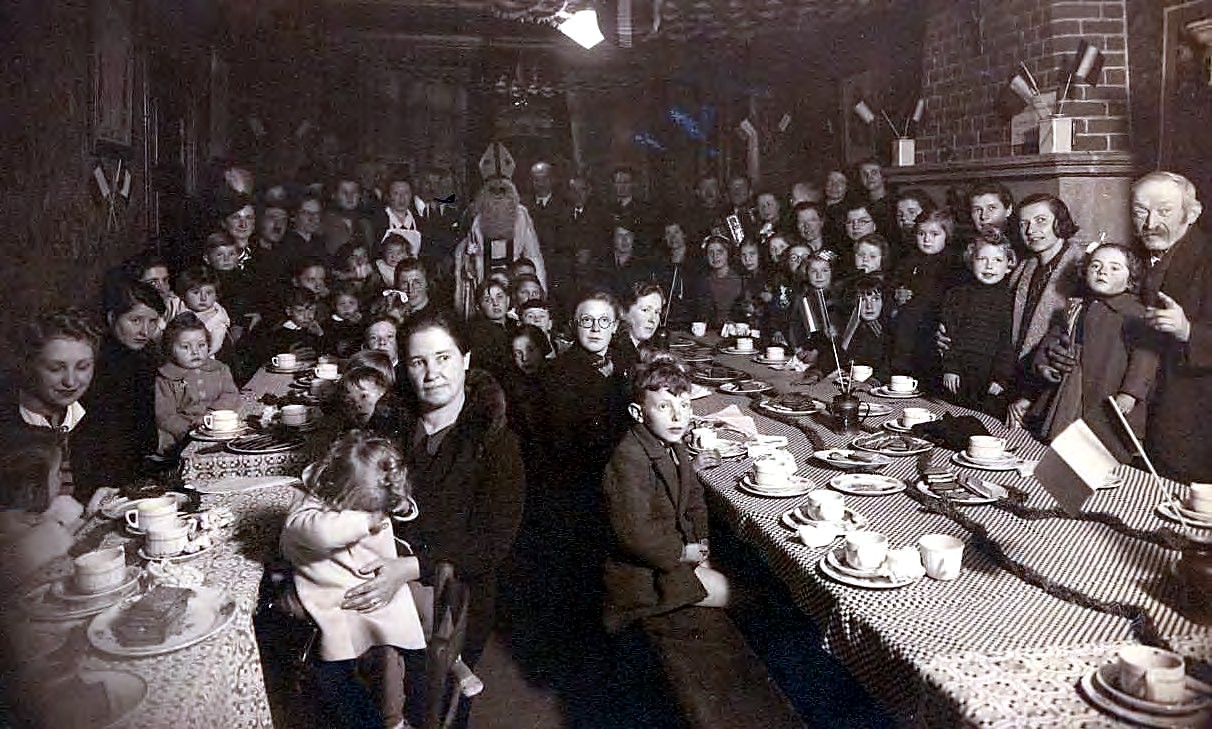 Le goûter de la Saint-Nicolas offert par Madame Urbain Bonhomme en 1941