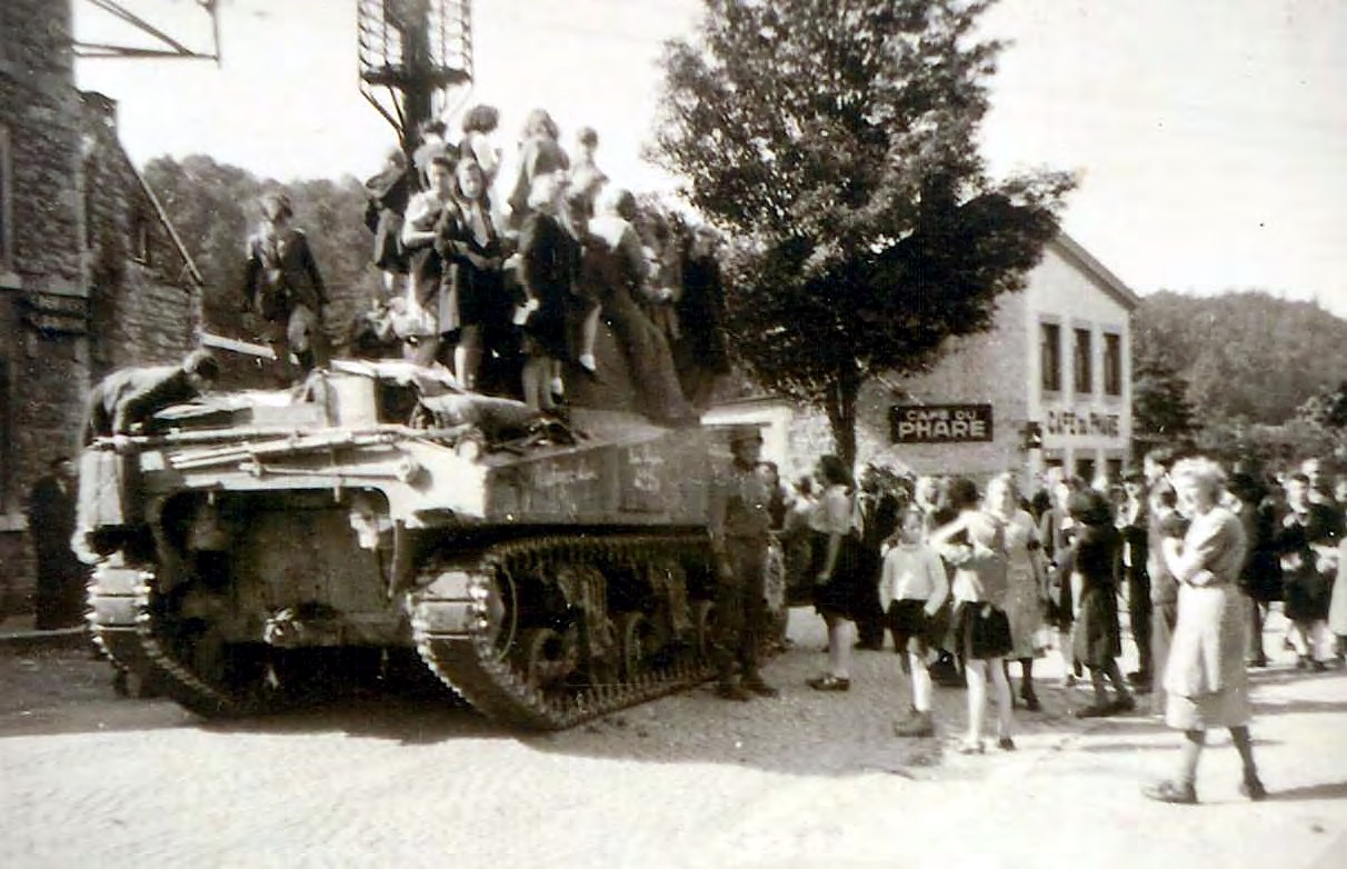 Les villageois de Remouchamps acclament leurs libérateurs le 10 septembre 1944