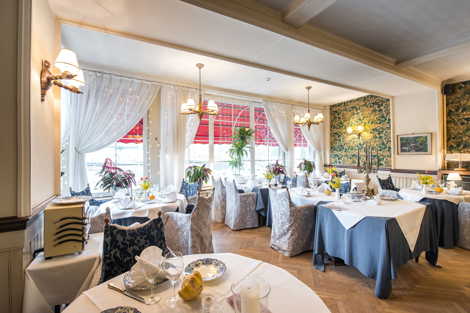 Salle du Restaurant Bonhomme avec tables élégantes et grande fenêtre lumineuse