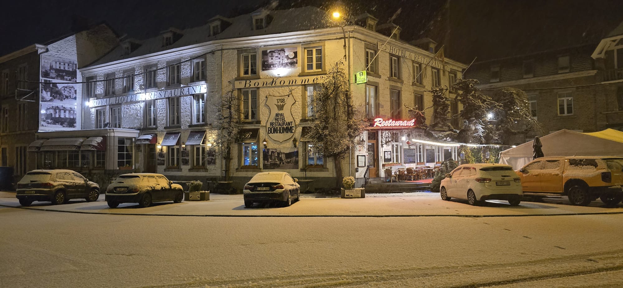 Vue nocturne du Royal Hôtel Restaurant Bonhomme sous la neige à Remouchamps, enseigne Restaurant illuminée