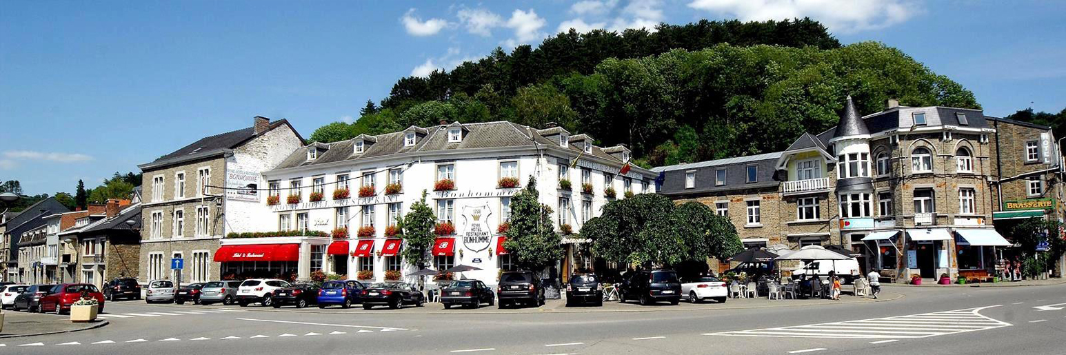 Façade panoramique du Royal Hôtel Bonhomme