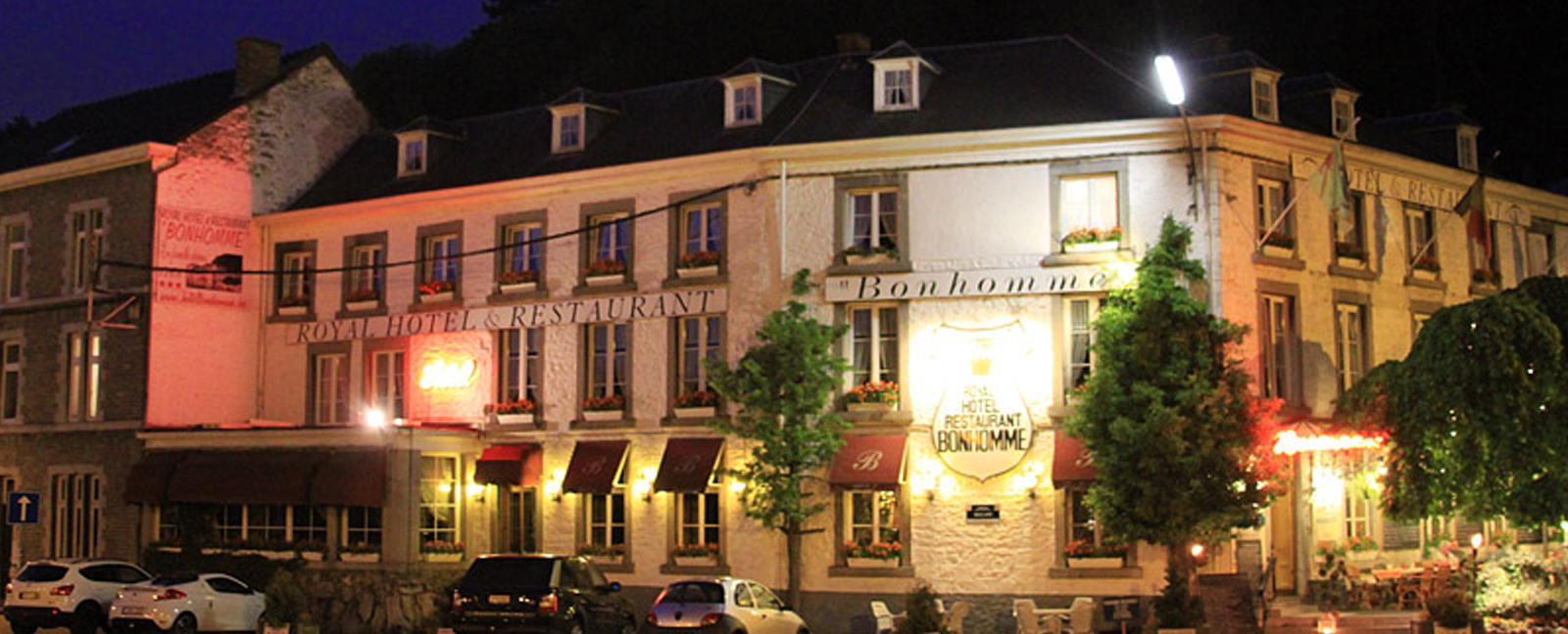 Hôtel illuminé la nuit au bord de l'Amblève