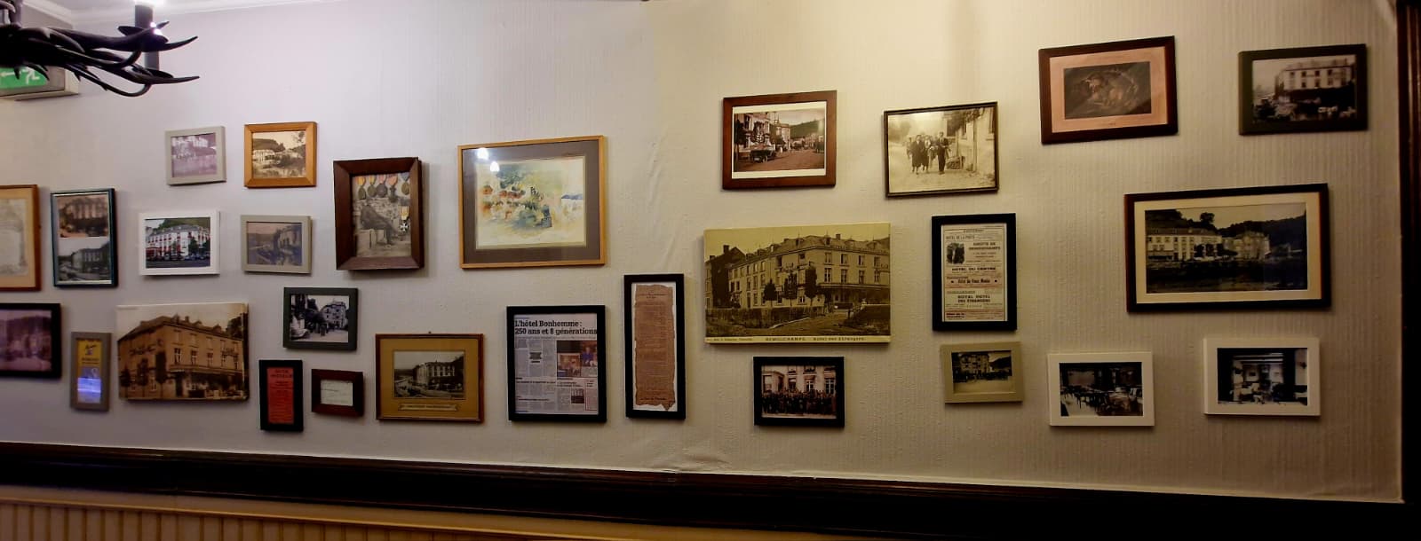 Mur de photos historiques retraçant 250 ans d'histoire