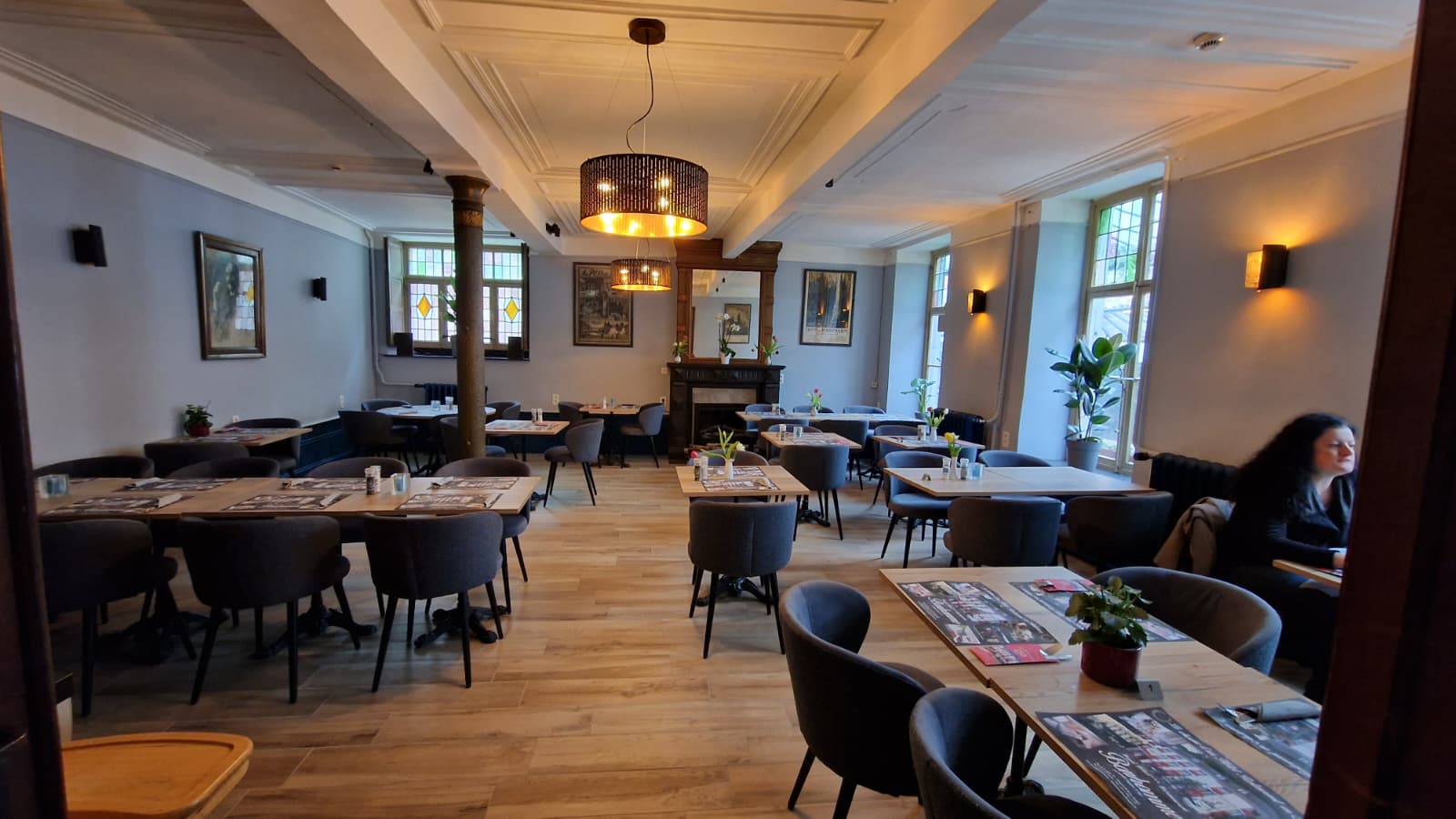 Salle petit-déjeuner moderne et lumineuse