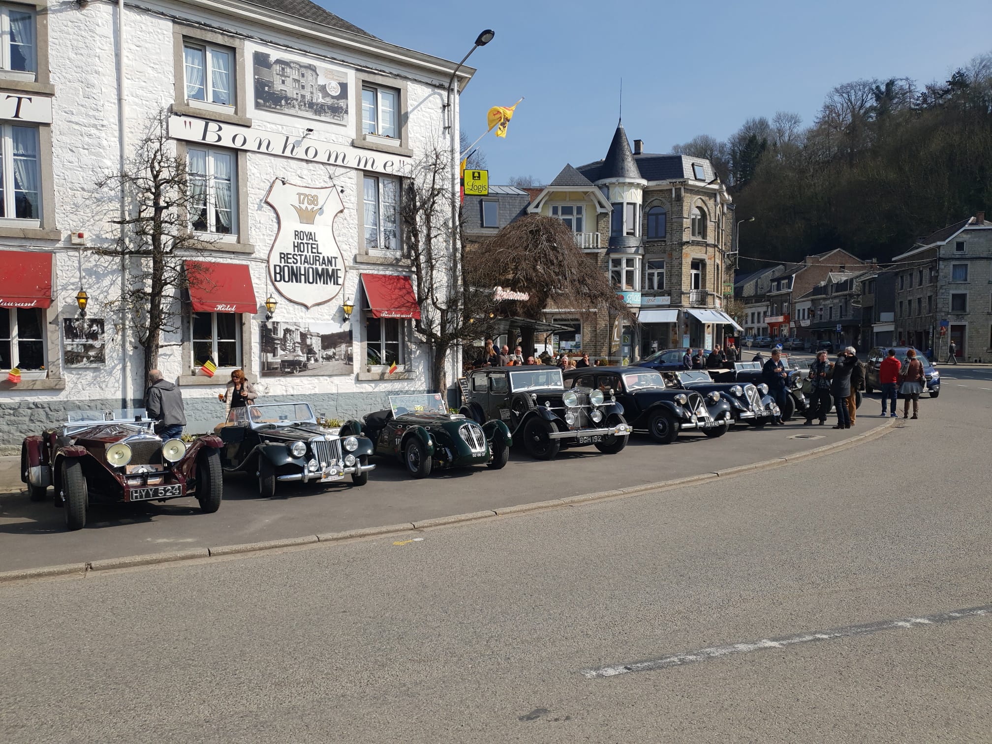 Voitures anciennes devant l'hôtel