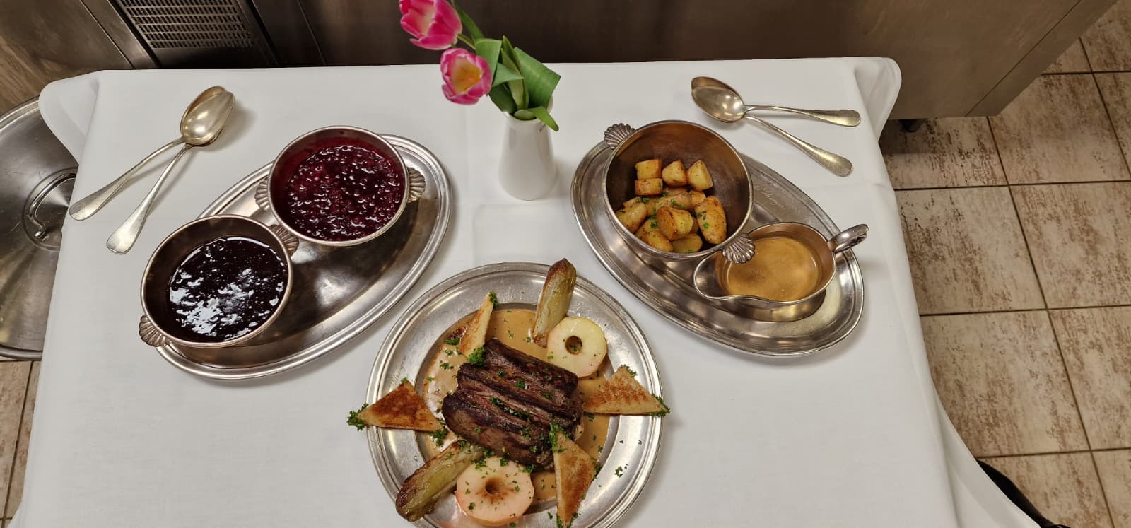 Plat de gibier sur argenterie avec confitures et pommes rissolées au Restaurant Bonhomme