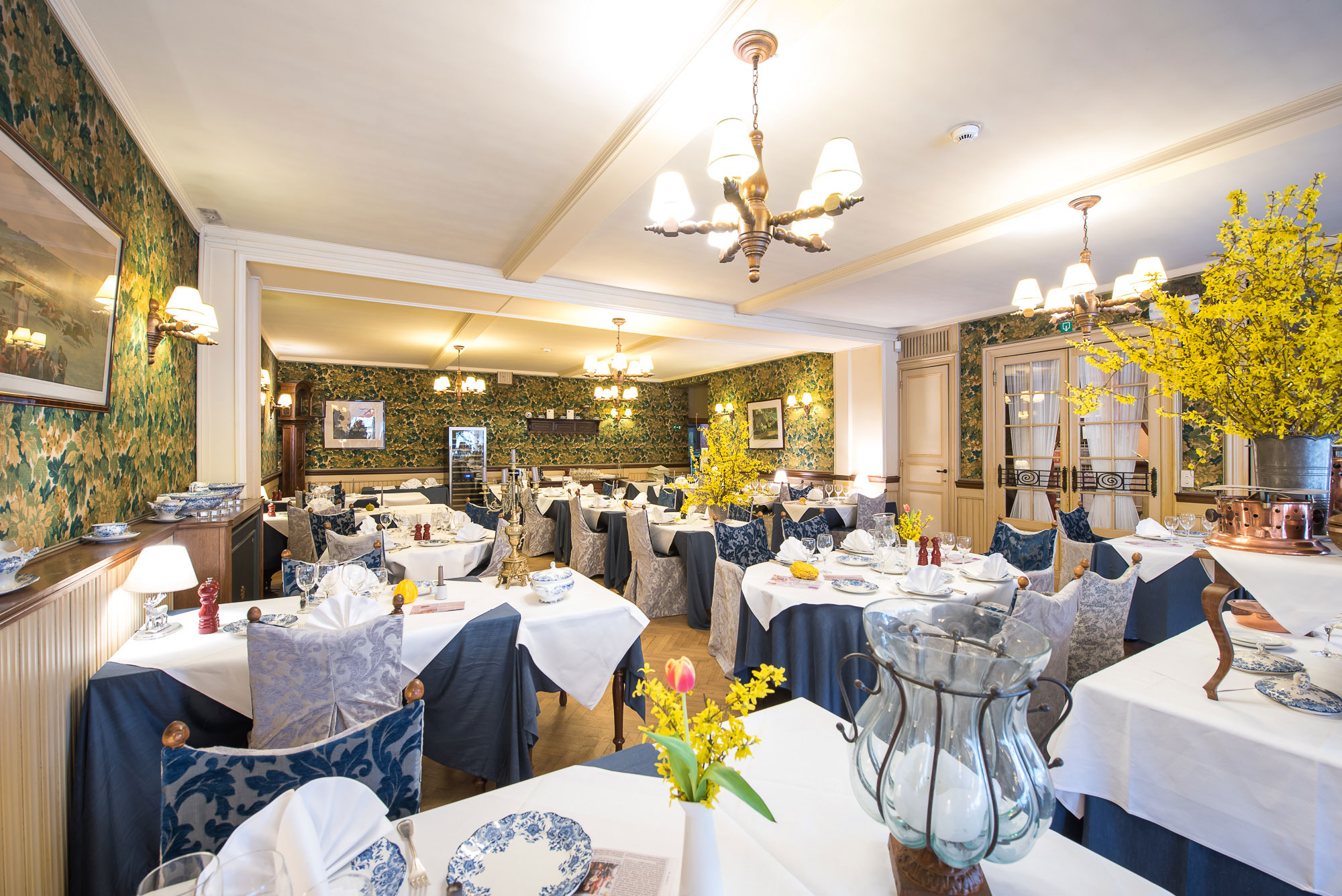 Salle du restaurant — tables dressées, ambiance élégante