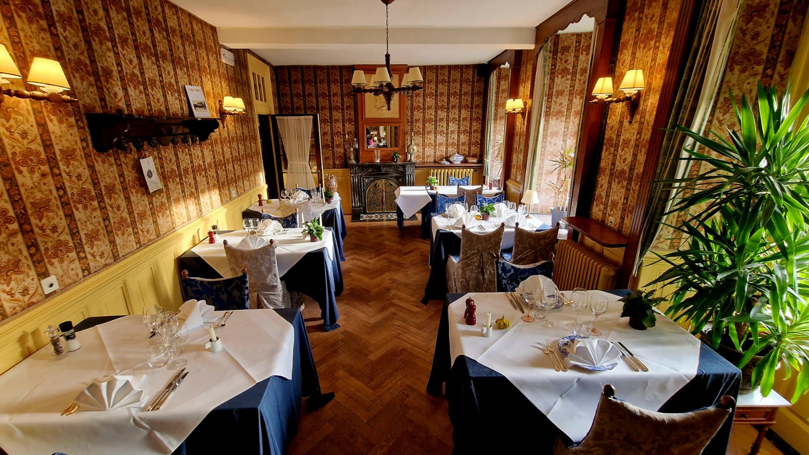 Salle du restaurant — tables dressées avec cheminée